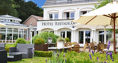 Pand en tuin van Fletcher Hotel-Restaurant De Witte Raaf