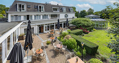 Pand en tuin van Fletcher Hotel-Restaurant De Witte Raaf